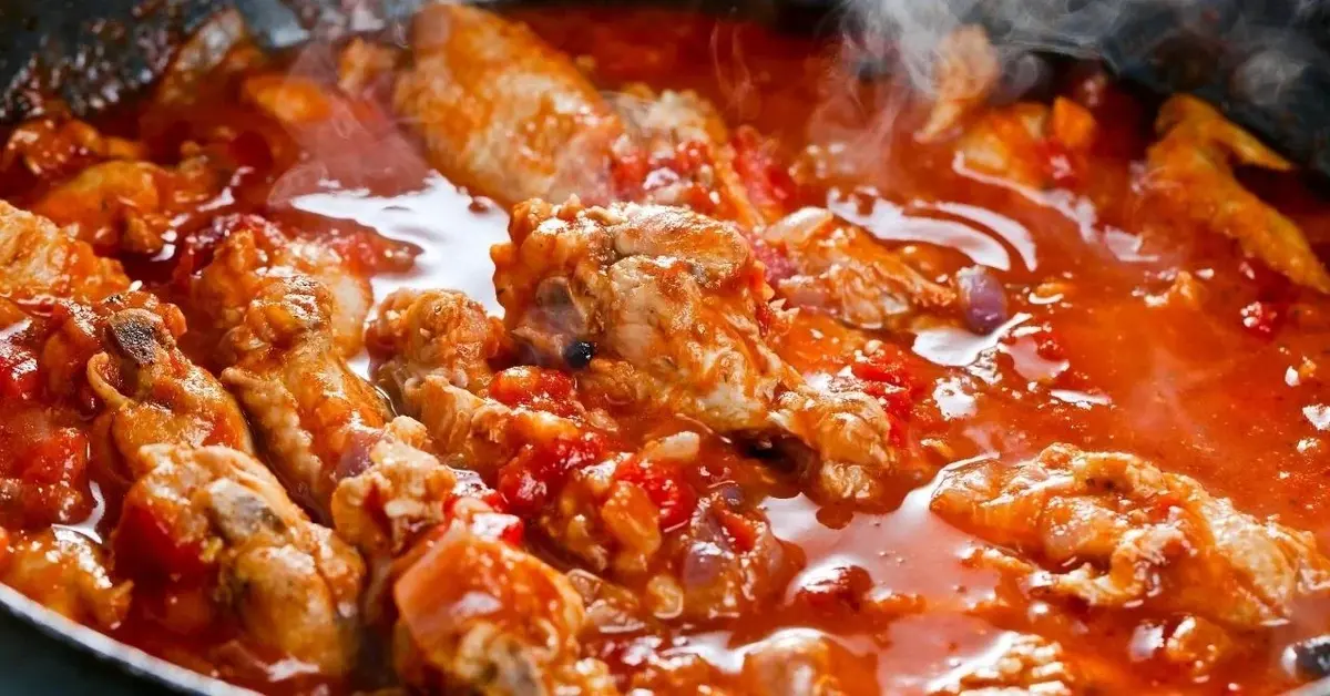 Bardzo pomidorowy sos z kurczakiem do makaronu.