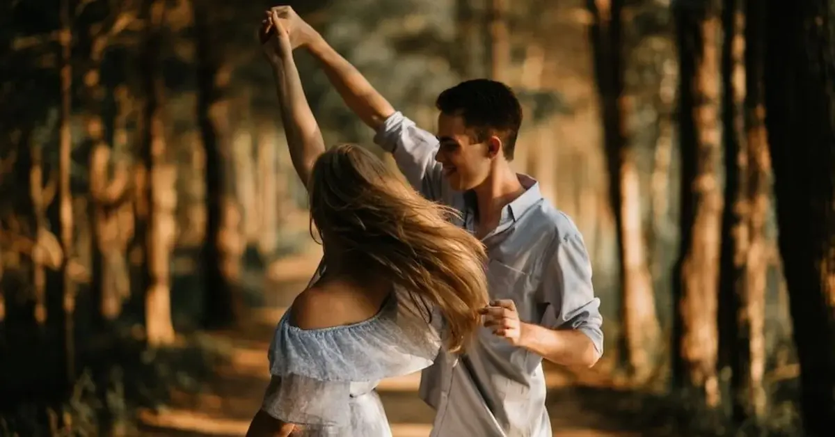 Para zakochanych tańczy na leśnej ścieżce