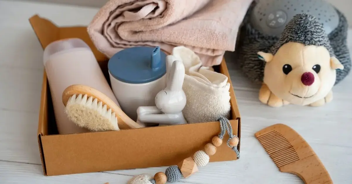 Pudełko po-porodowe z akcesoriami w naturalnych kolorach