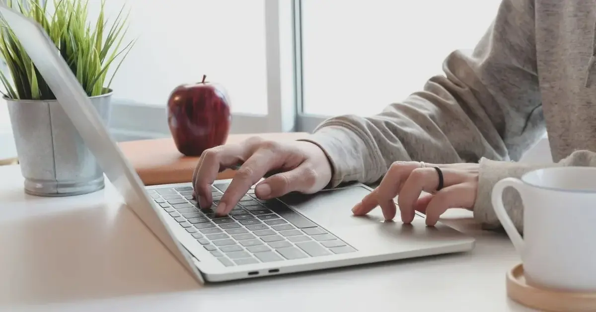 Kobieta korzysta z laptopa, aby wziąć pożyczkę przez internet