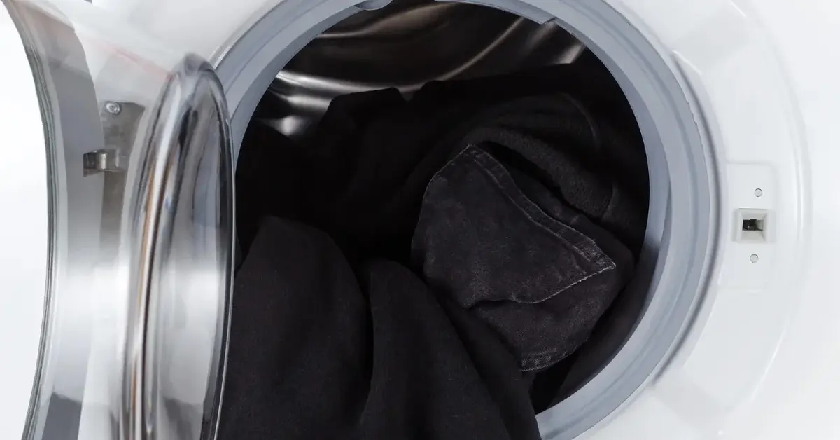 czarne ubrania w pralce