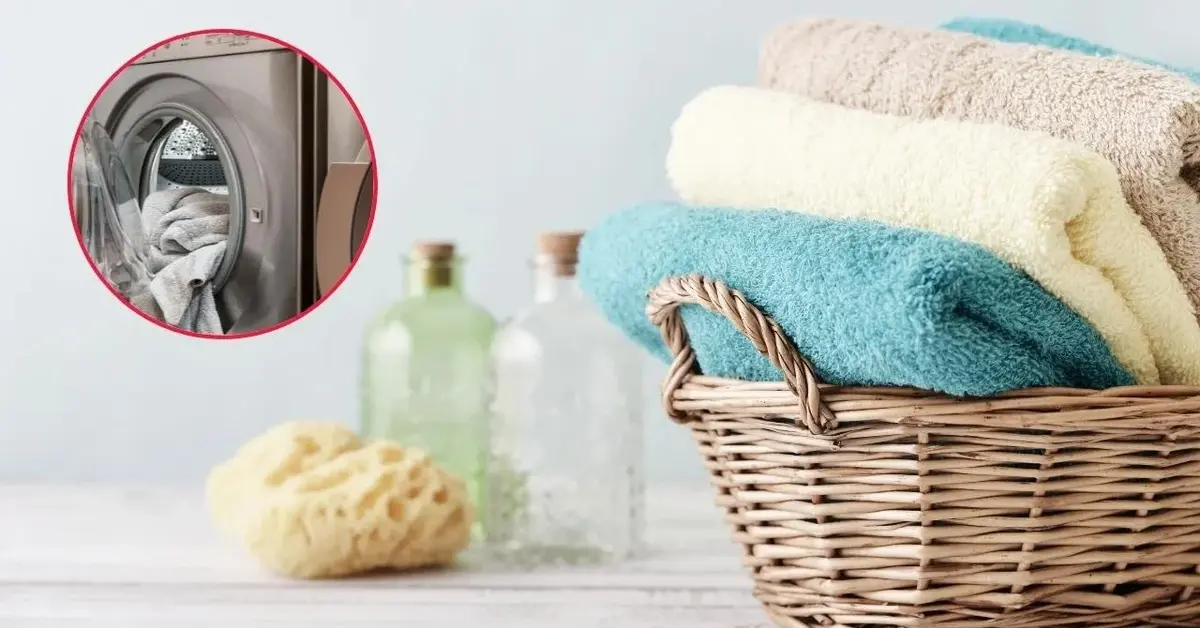 Wyprane ręczniki w koszu i pranie ręczników pralce.