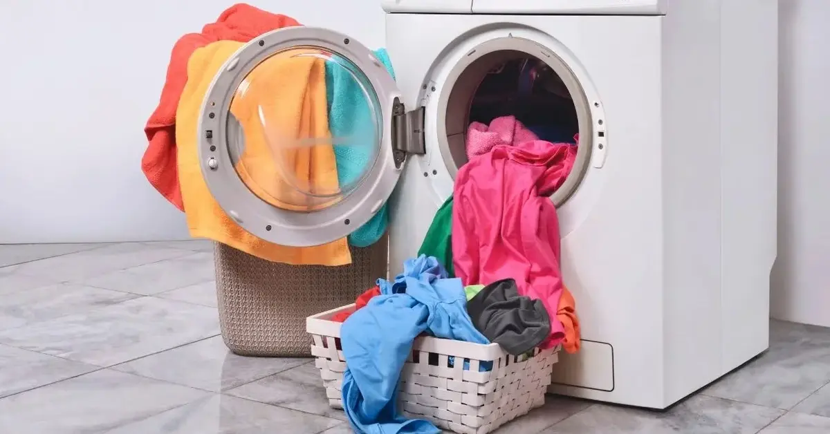 Główne zdjęcie - Jak prać ubrania, które farbują za każdym razem?
