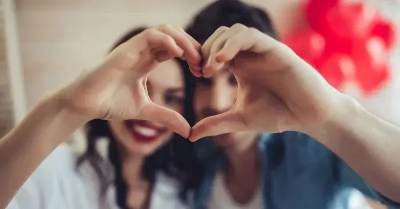 Na pierwszym tle złączone w kształt serca dłonie pary kobieta-mężczyzna