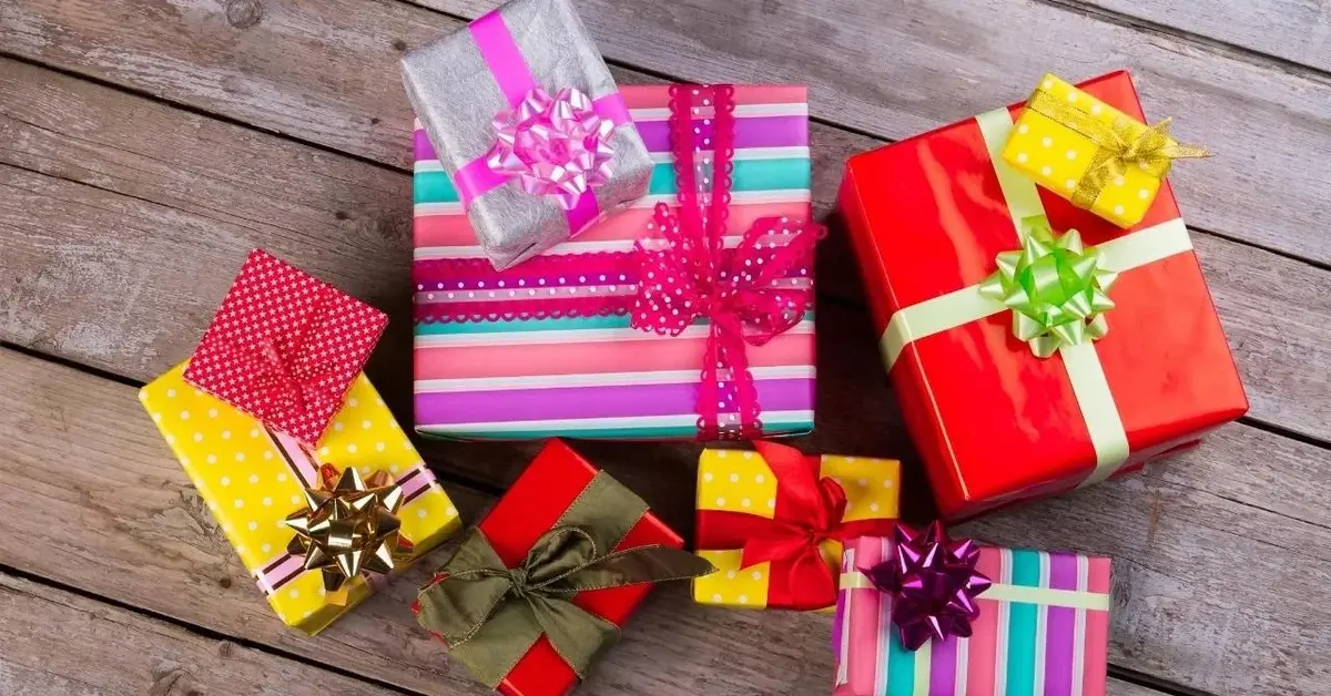 Kilka prezentów w kolorowych opakowaniach, na roczek dziecka.
