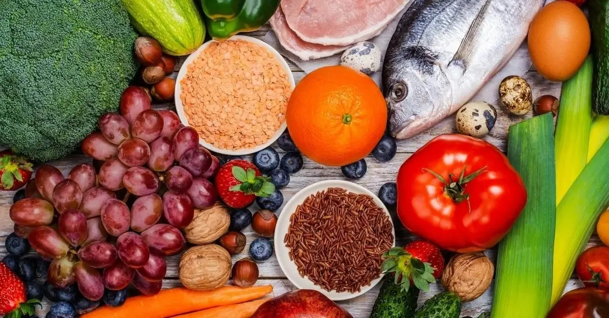 Warzywa, owoce, tłusta ryba, orzechy w diecie przeciwzapalnej.