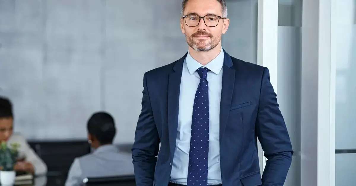 Mężczyzna w niebieskim garniturze w czasie profesjonalnej sesji wizerunkowej