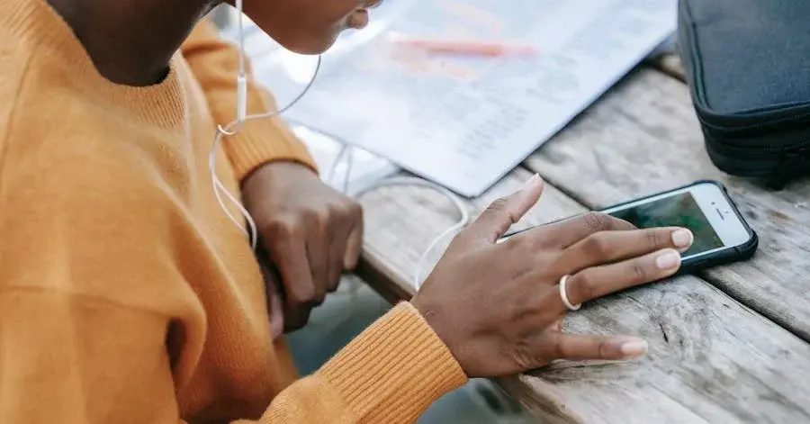 Kobieta w trakcie sesji on line u psychologa