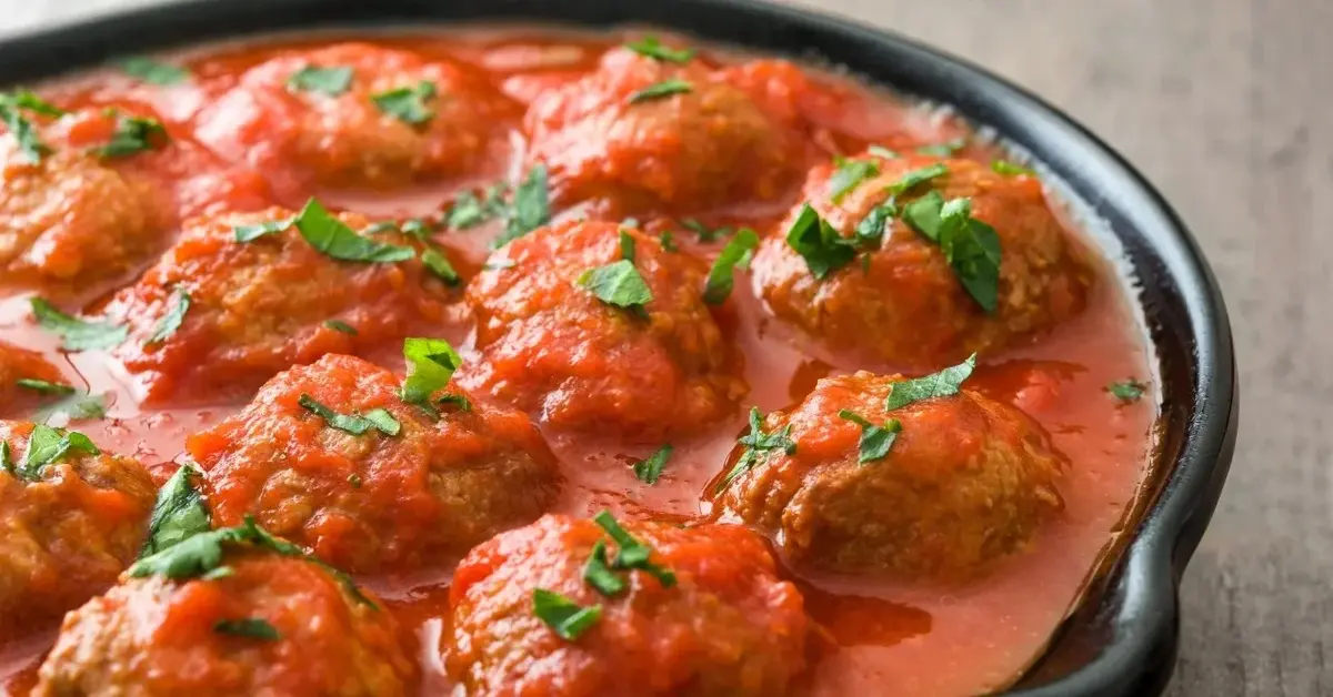 Pulpety w sosie pomidorowym w misce.