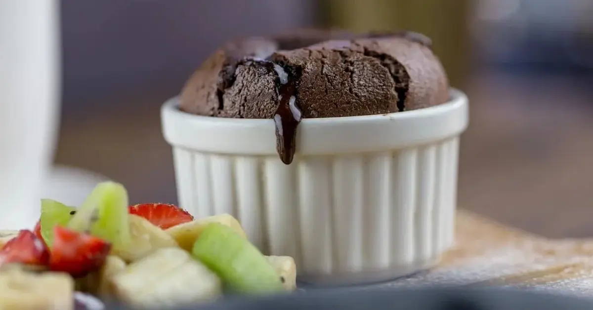 Główne zdjęcie - Puszysty suflet czekoladowy — błyskawiczny deser z... mikrofali!