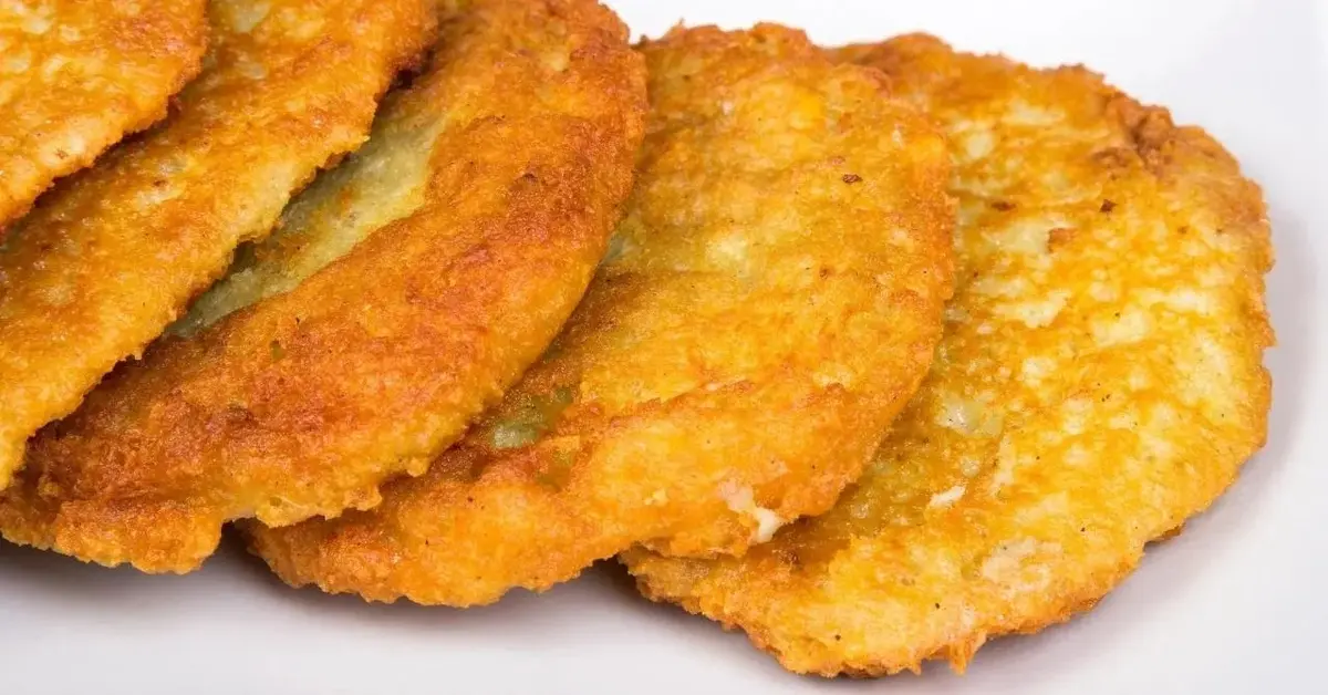 Placki z batatów na białym talerzu.