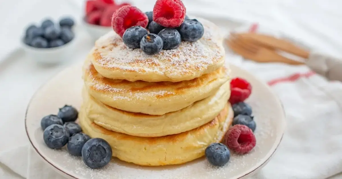 Racuchy udekorowane owocami.