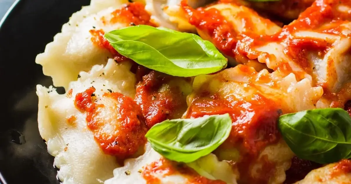 Główne zdjęcie - Przepis na ravioli w aksamitnym sosie pomidorowo-bazyliowym. Italia w Twoim domu!