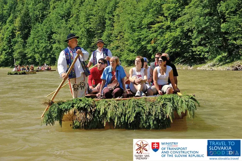 Spływ Dunajcem z flisakami słowackimi w strojach ludowych, widok na tratwę flisacką region Tatry - Spisz - Pieniny