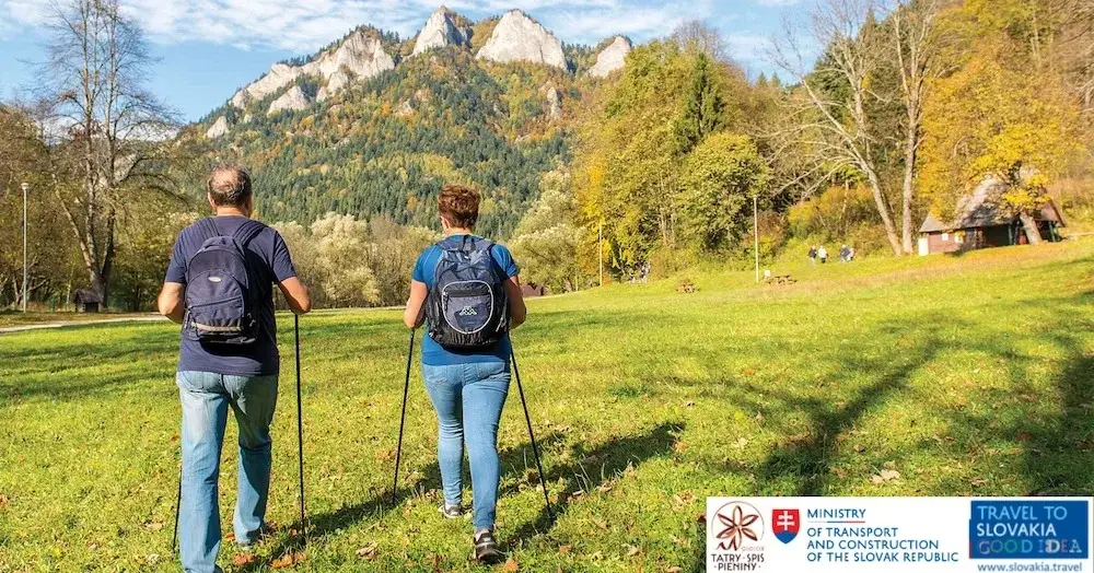 Dwie osoby z kijkami i plecakami uprawiają turystykę pieszą w regionie Tatry Spisz Pieniny