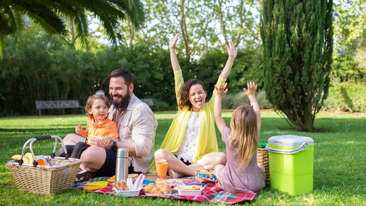 Rodzina na pikniku podczas majówki.