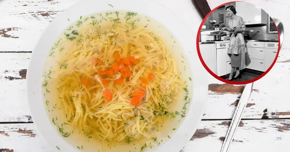 Rosół na talerzu i czarno-białe zdjęcie kobiety gotującej coś w garnku.