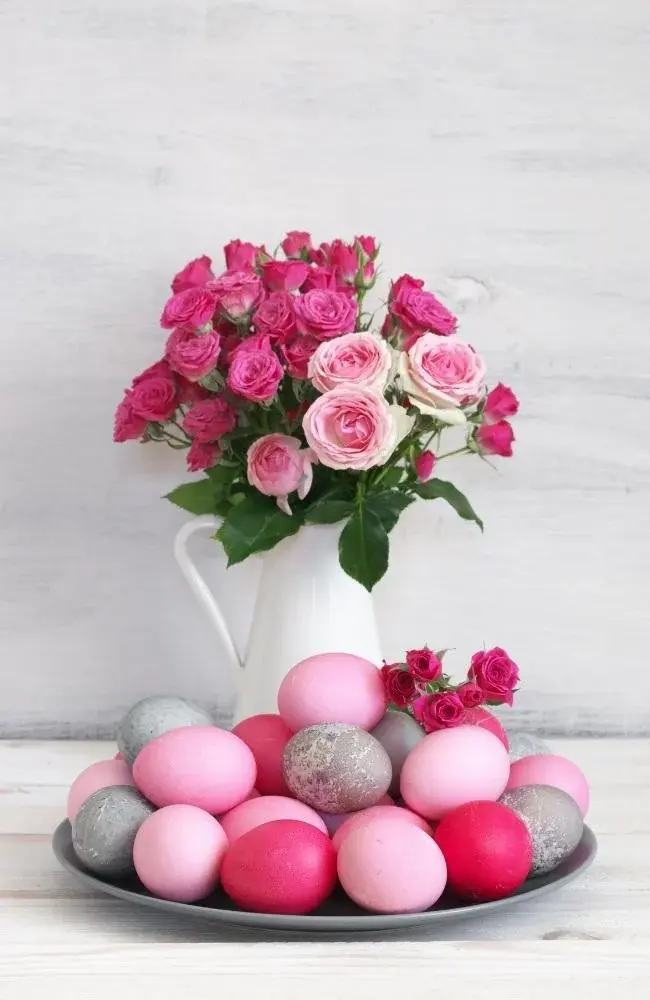 Piękne róże doskonale współgrają z pomalowanymi na różowo wielkanocnymi jajkami.