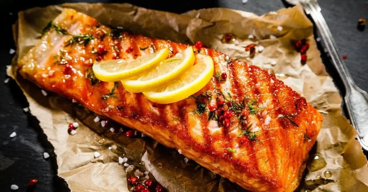 Grillowana ryba udekorowana koperkiem i cytryną.