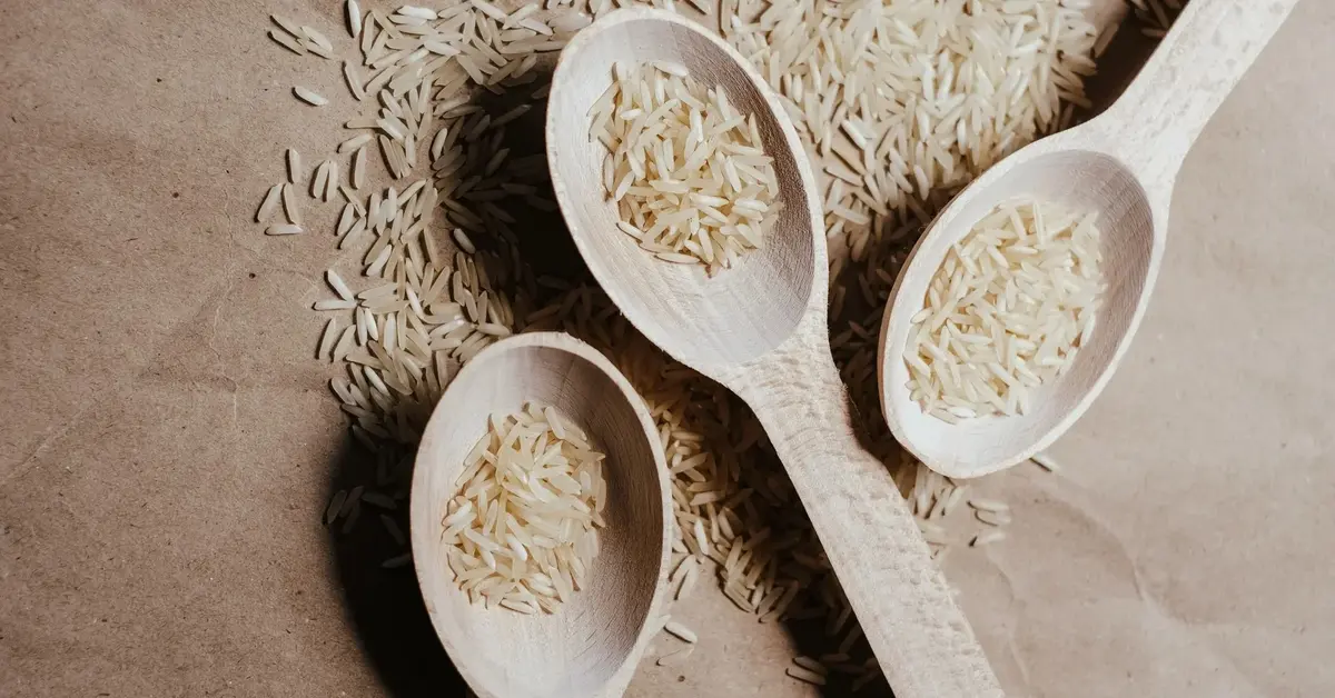 biały ryż na drewnianych łyżeczkach