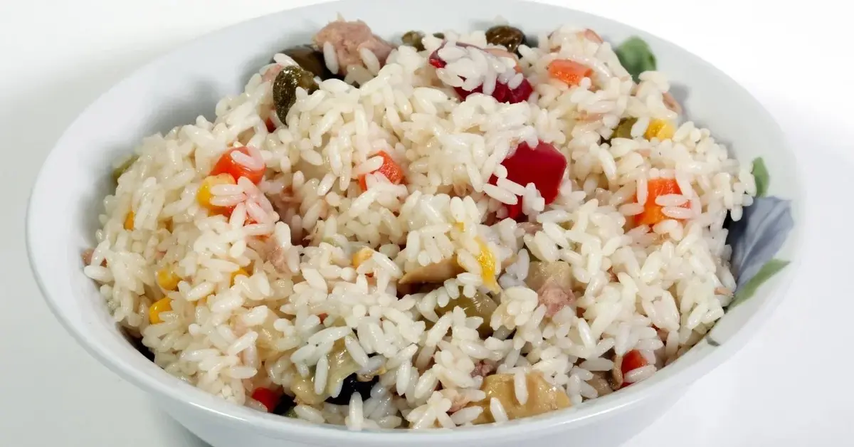sałatka z ryżem i tuńczykiem i warzywami