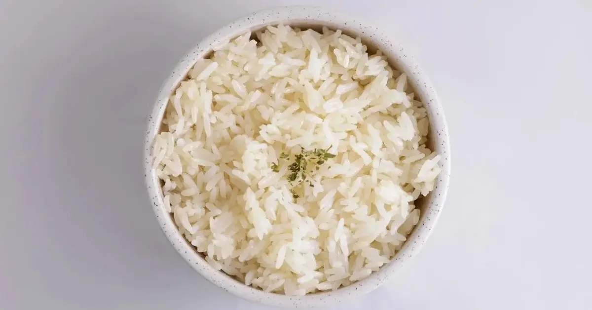 Ryż ugotowany bez torebki, w białej miseczce.