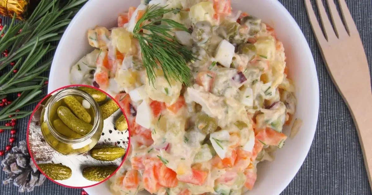 Sałatka jarzynowa z majonezem. Do tego miniaturowe zdjęcie ogórków kiszonych.