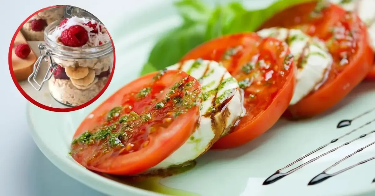 Sałatka caprese i owsianka w słoiku z truskawkami, jako jedzenie do pracy.