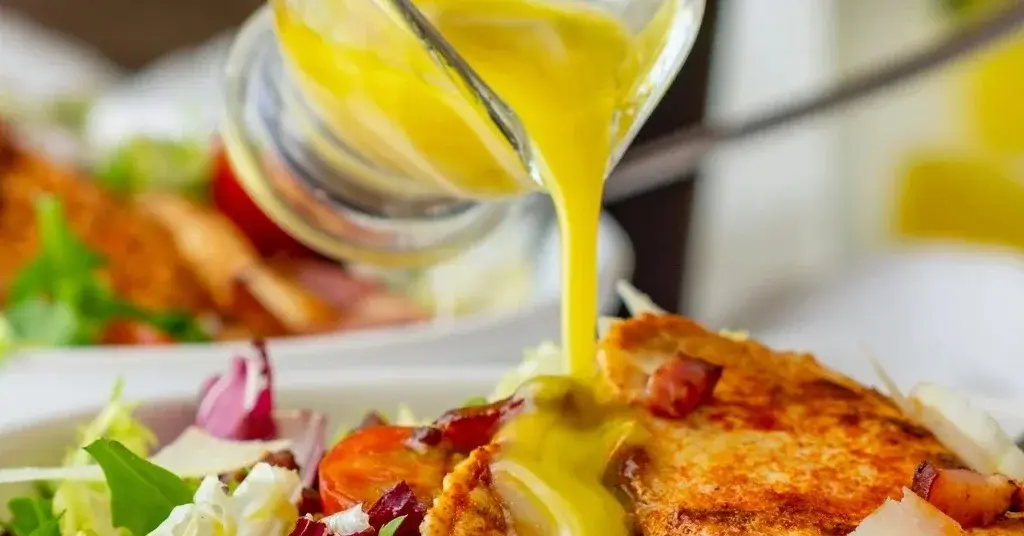 Sałatka jest polewana sosem miodowym.