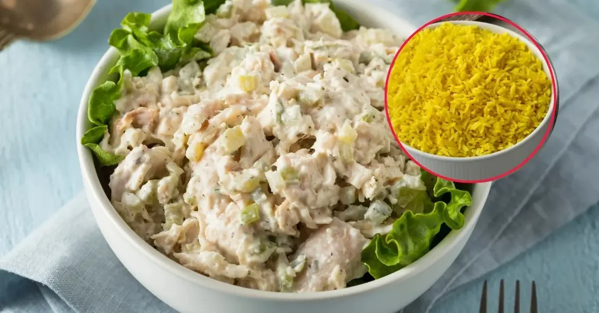 Sałatka z kurczakiem na andrzejki z dodatkiem ryżu gotowanego w kurkumie.