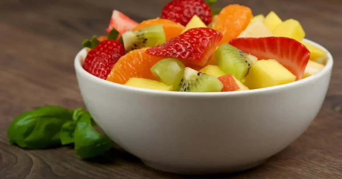 Sałatka owocowa z dodatkiem bazylii