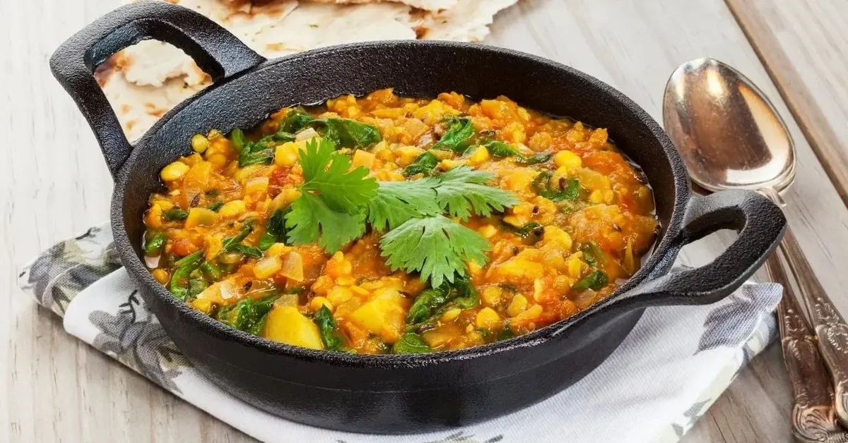 Sałatka śledziowa w sosie curry na Wielkanoc.