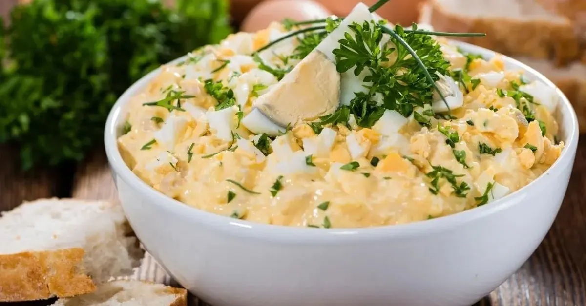 Sałatka z jajkiem i majonezem na Wielkanoc.