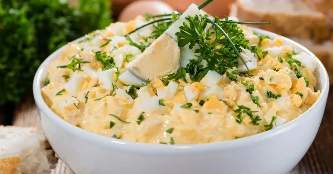 Sałatka z jajkiem i majonezem na Wielkanoc.