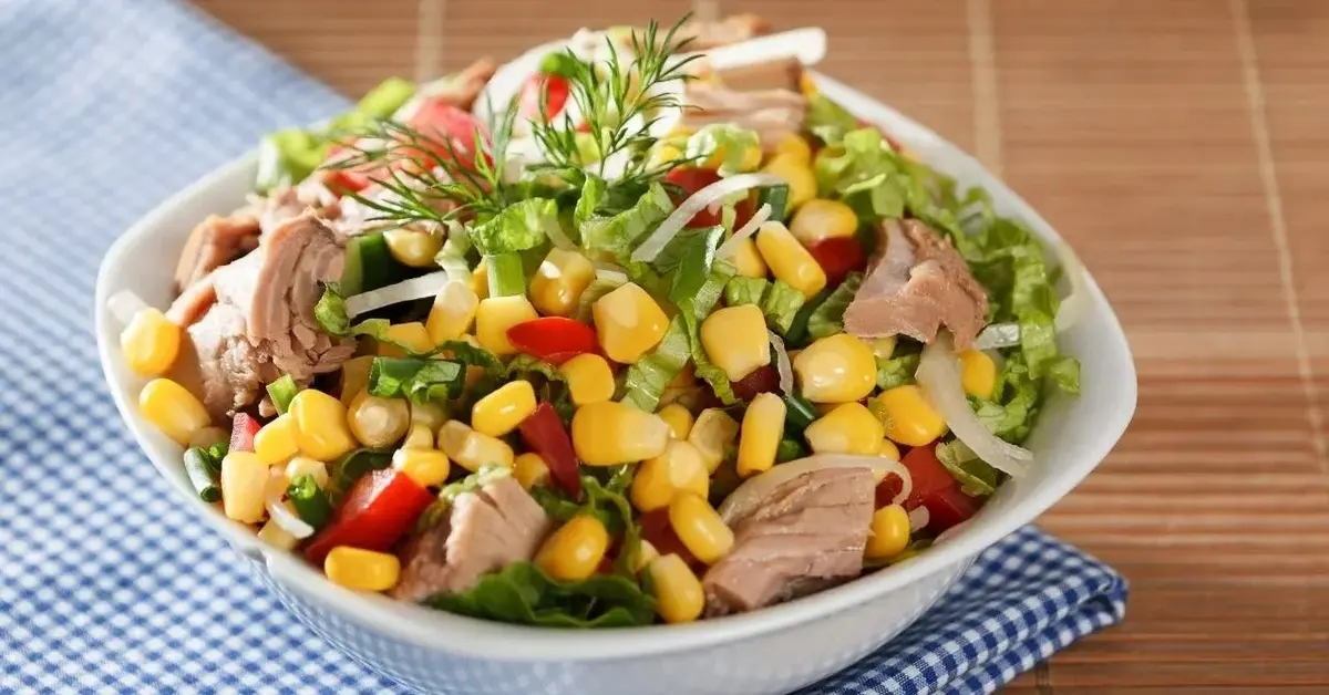 Sałatka z kukurydzą, tuńczykiem i papryką.