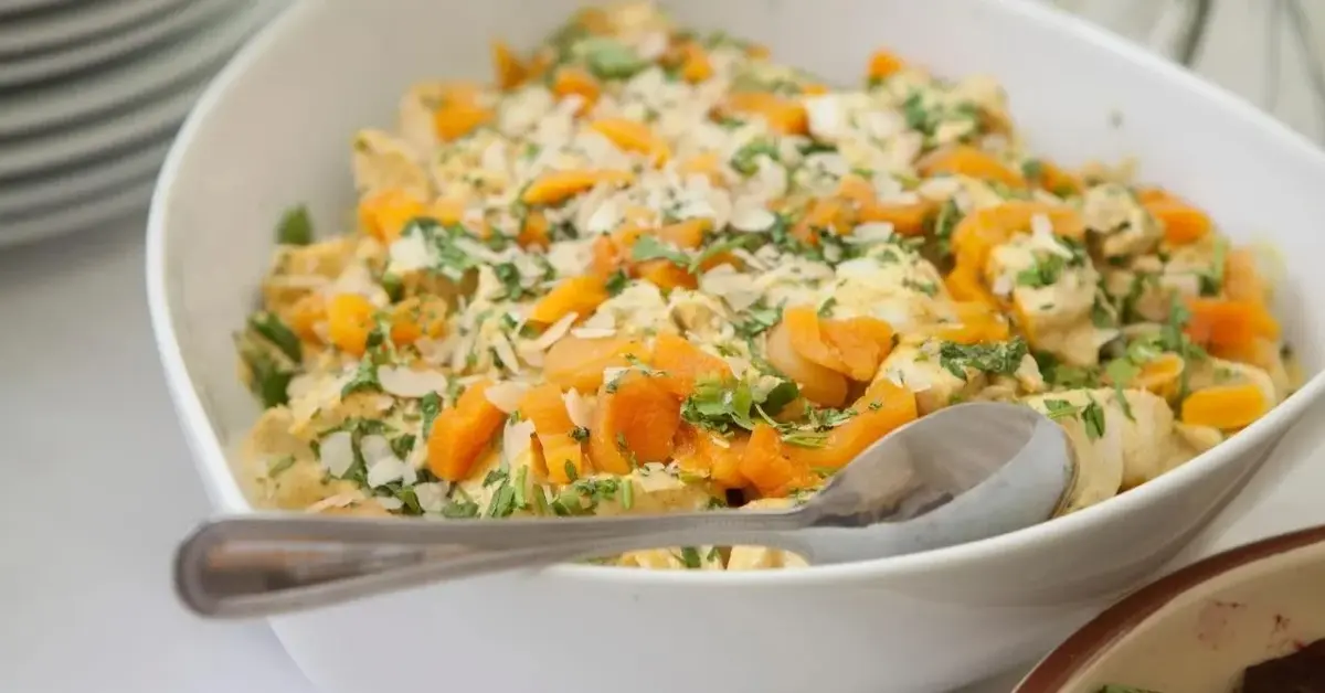 Sałatka z kurczakiem i melonem doprawiona morelami.