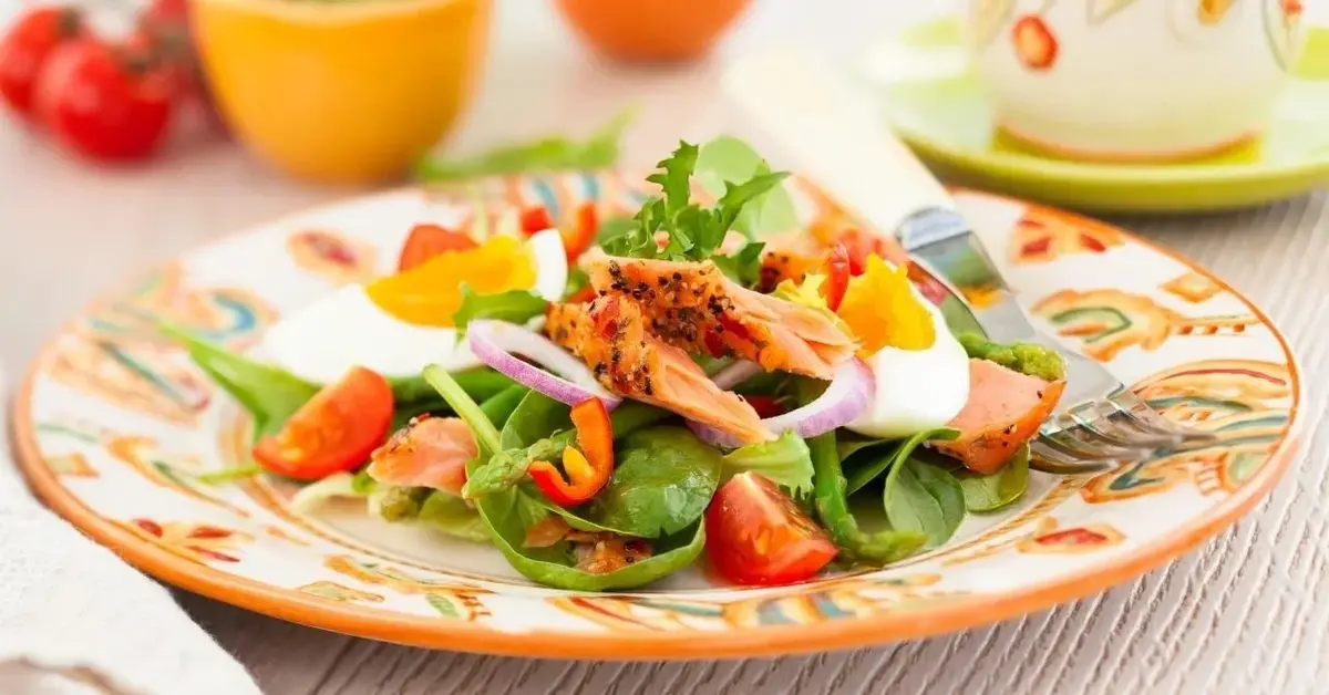 Sałatka z łososiem, jajkiem, cebulą i sałatą.