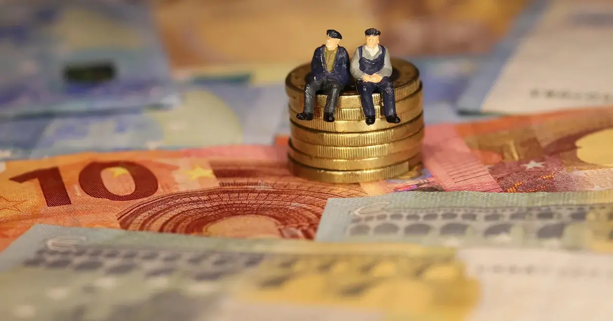 dziadkowie siedzący na pieniążku