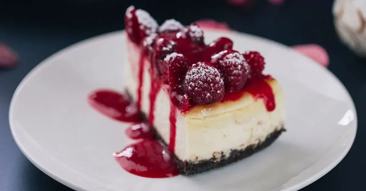 Sernik na zimno z malinami