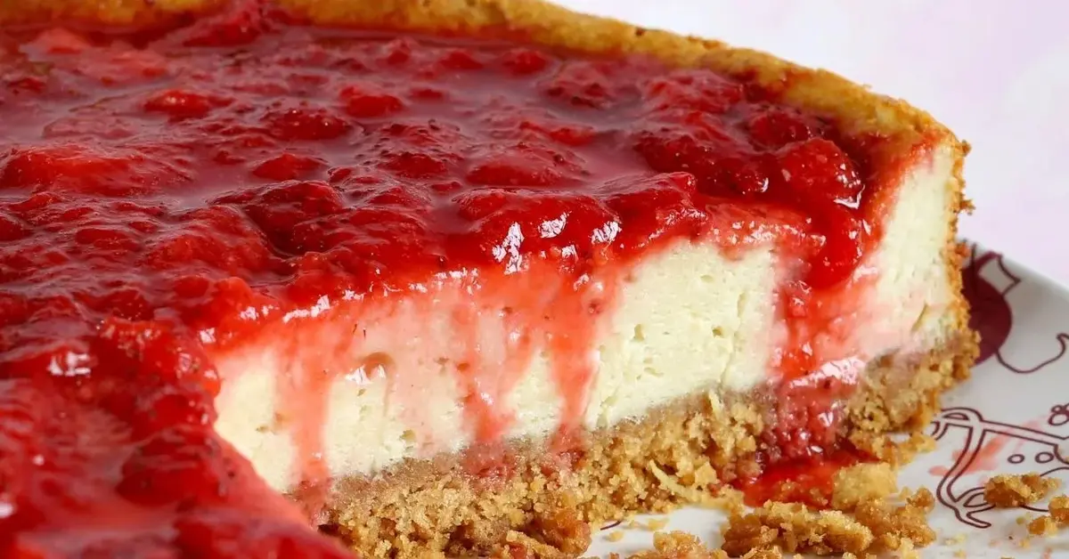 Sernik truskawkowy z kajmakiem
