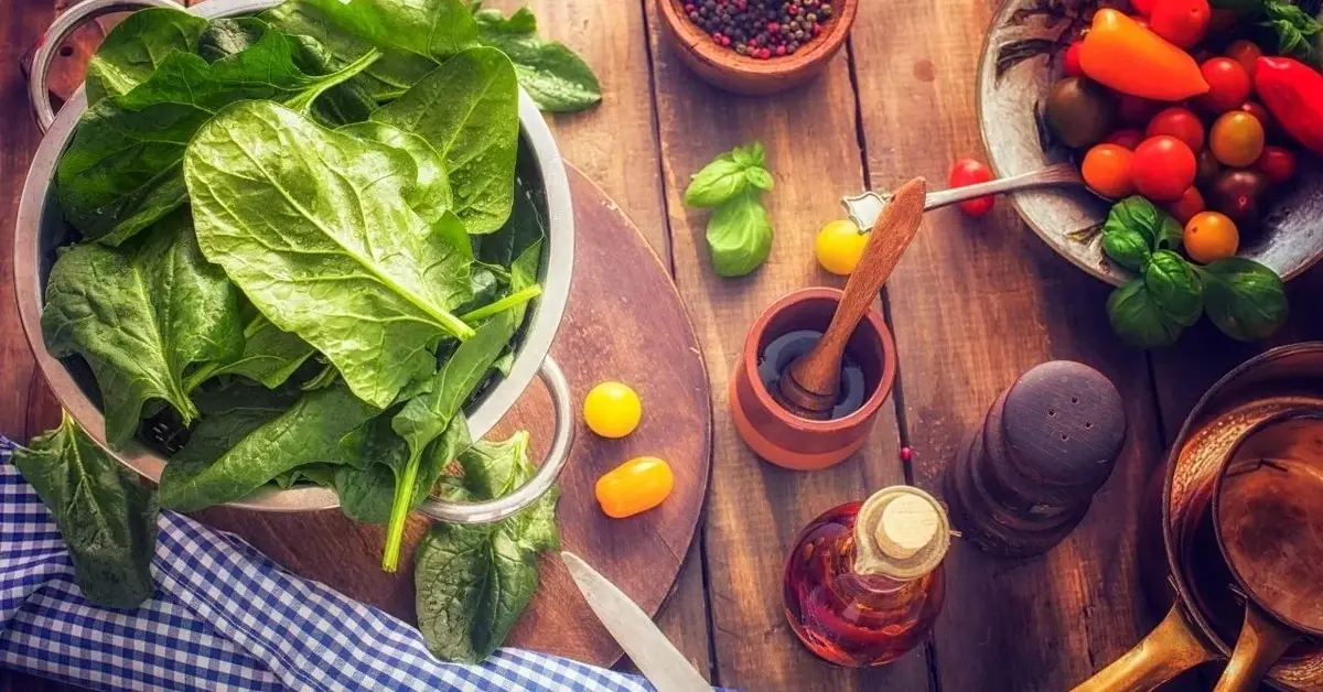 Składniki na szpinakową sałatkę z bazylią, chili, pomidorami i kolorowym pieprzem.