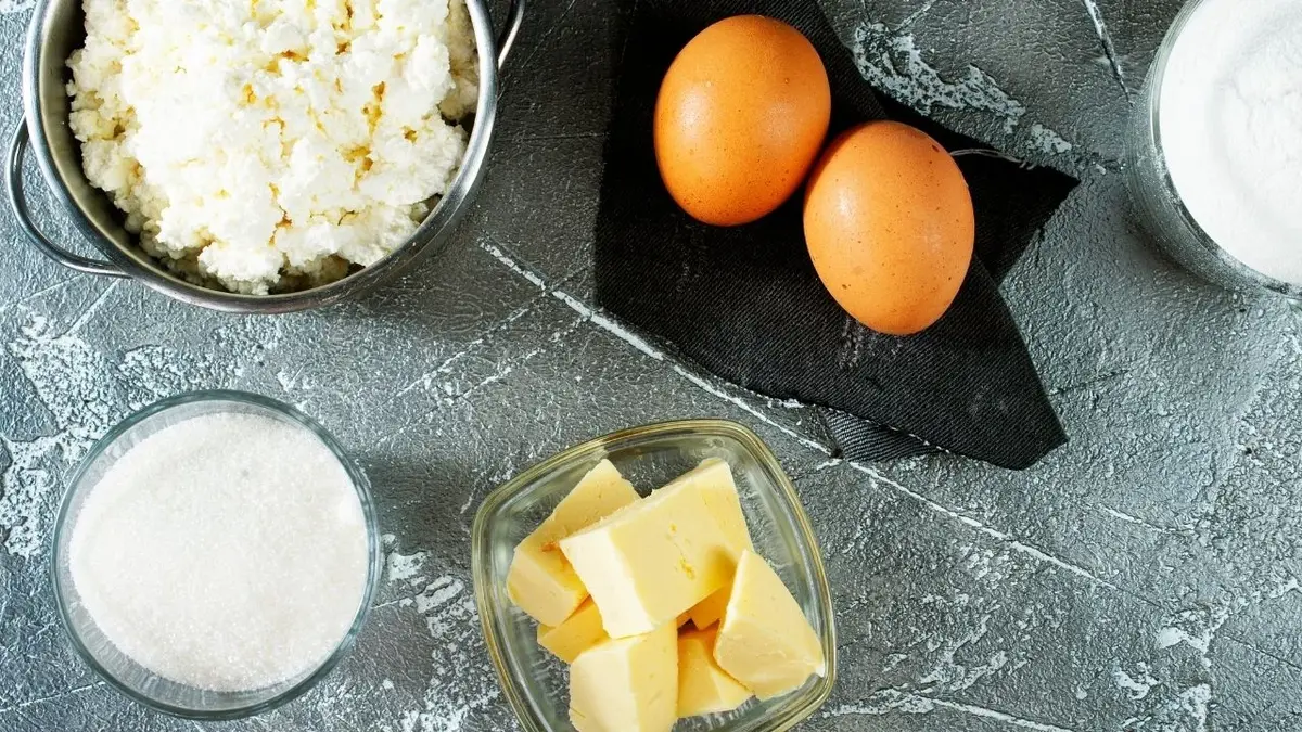 Ser, jajka, masło, śmietanka, cukier - składniki potrzebne na paschę wielkanocną  