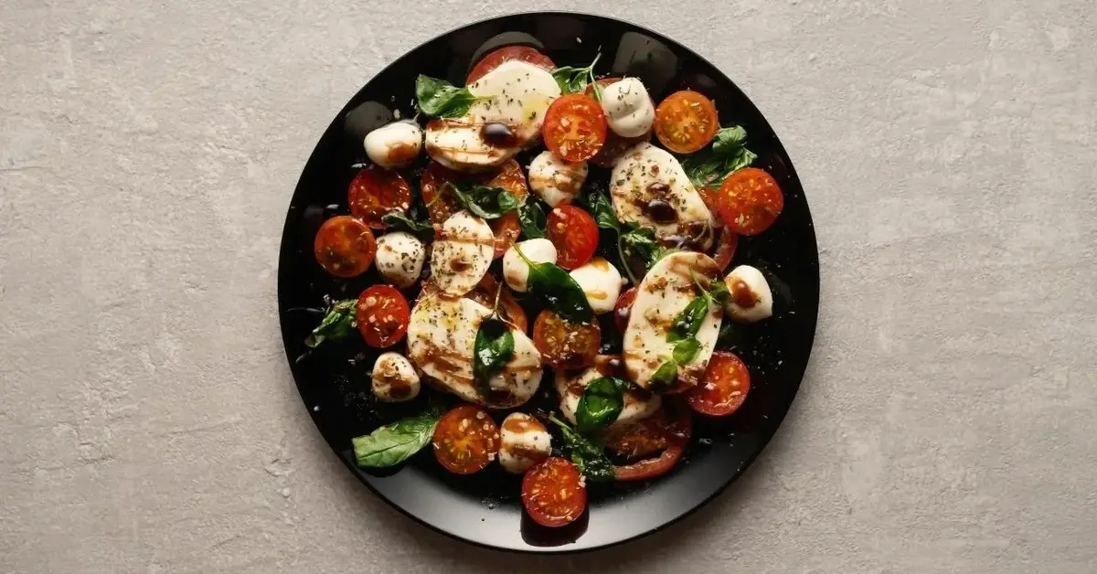 Główne zdjęcie - Sałatka z mozzarellą, pomidorkami i bazylią — prosty i szybki przepis