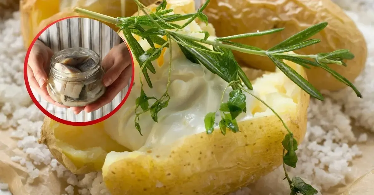 Śledzie, ziemniaki i śmietana na obiad na Wielki Piątek.
