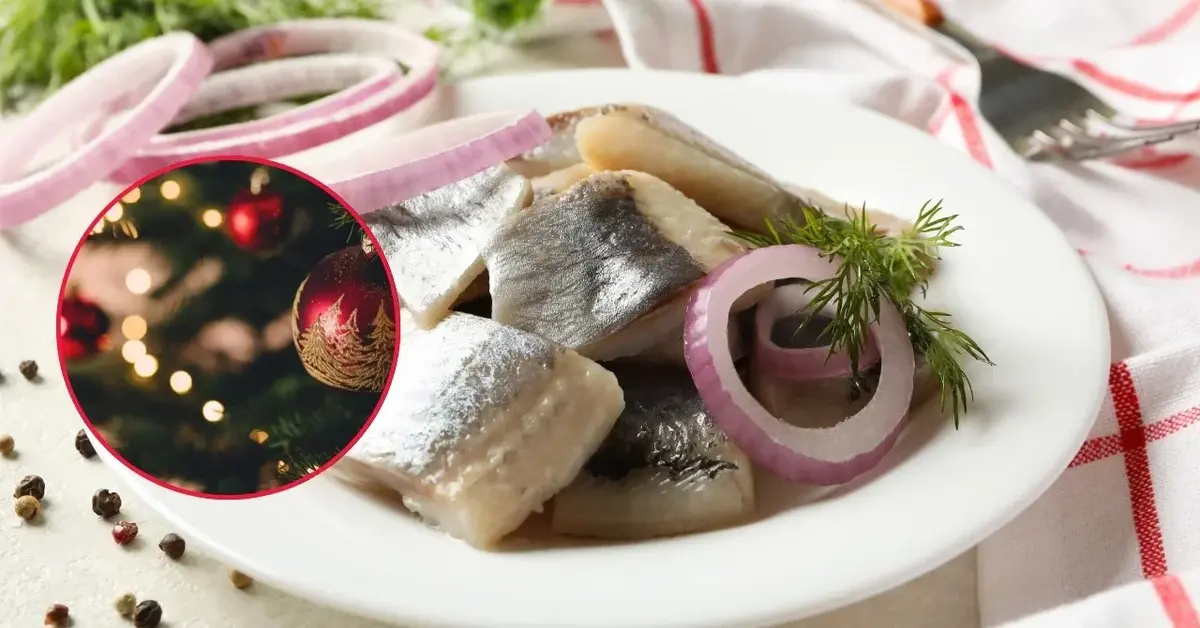 Na talerzu leżą śledzie w occie na Wigilię.