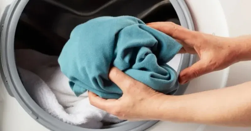 Śmierdzące ubrania są wkładane do prania.