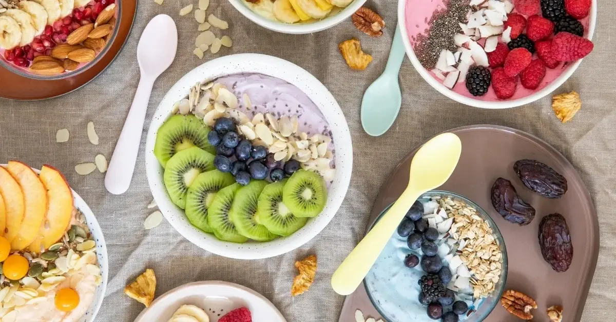 Główne zdjęcie - 6 Przepisów na pyszne smoothie bowl, które wzbogacą twoją dietę - prosty i smaczny sposób na śniadanie!