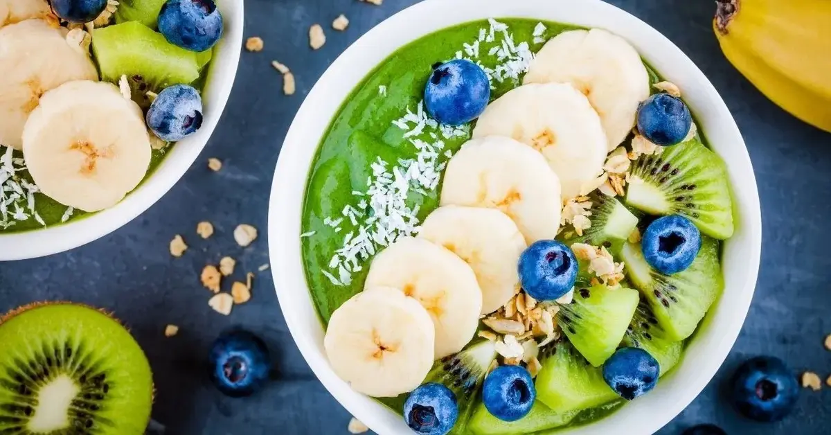 zielone smoothie bowl w białej misce