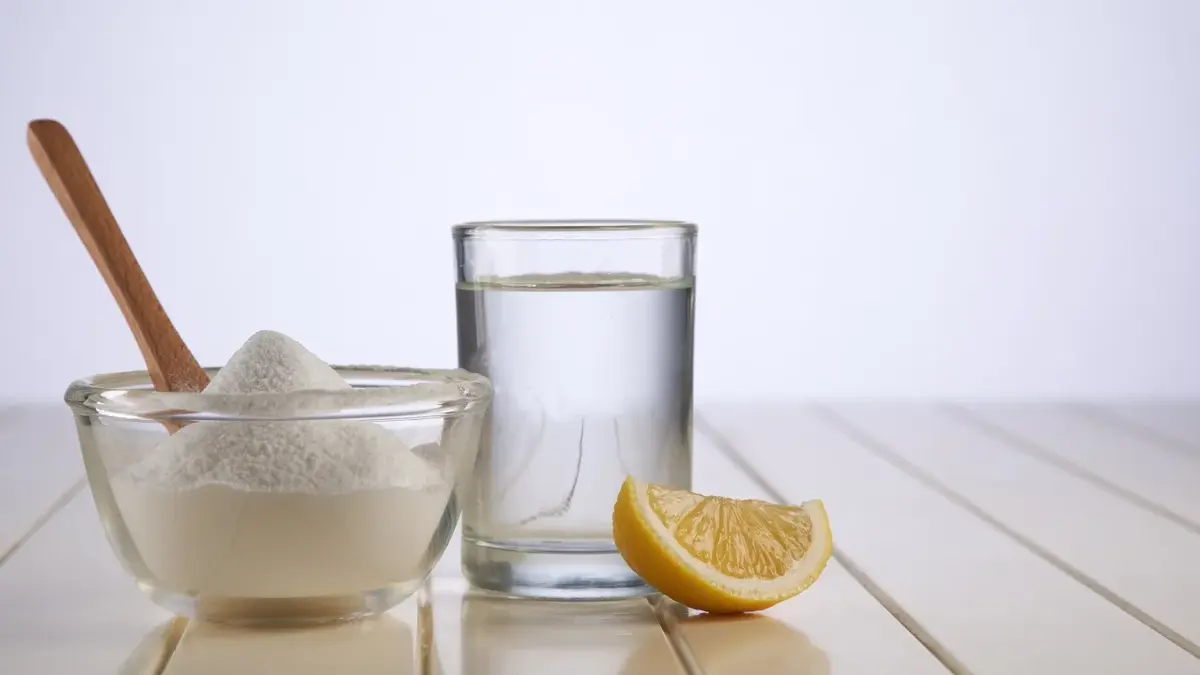 Produkty do sprzątania: soda oczyszczona, szklanka octu i kawałek cytryny.