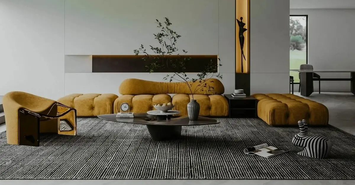 Musztardowa sofa modułowa w szarym salonie